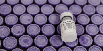 Vaccini covid Pfizer e Moderna, “efficaci 3 anni contro malattia grave”