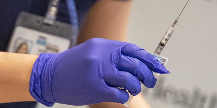 Vaccino Covid, efficace anche a 3 mesi da seconda dose: lo studio