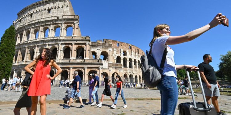 Mascherine all’aperto, Sileri: “Addio obbligo da luglio opportuno”
