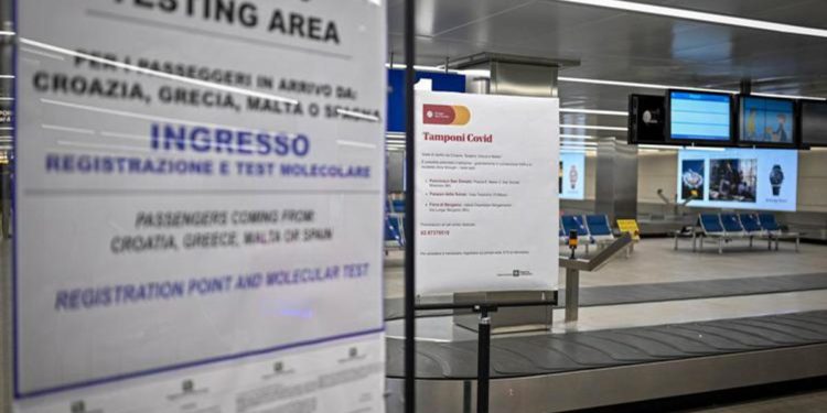 Covid, Codacons diffida governo: “Anche con vaccino, tampone e quarantena per chi rientra”