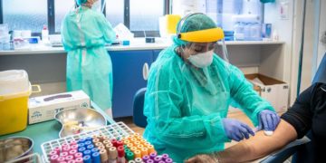 Variante Delta, Speranza: “Cresce in Italia, tracciare e seguire regole”