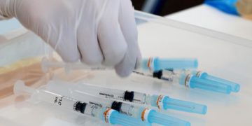 Variante Delta, Rezza: “Una dose di vaccino non protegge”