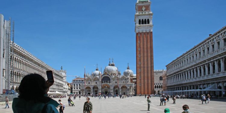 Sempre più regioni in zona bianca, da lunedì saranno 7