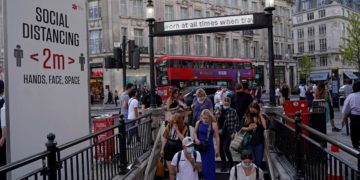 Variante Delta Covid, nel Regno Unito casi aumentano fra giovani e adulti non vaccinati
