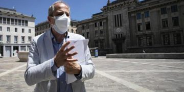 AstraZeneca, Crisanti: “Mix vaccini non supportato da dati”