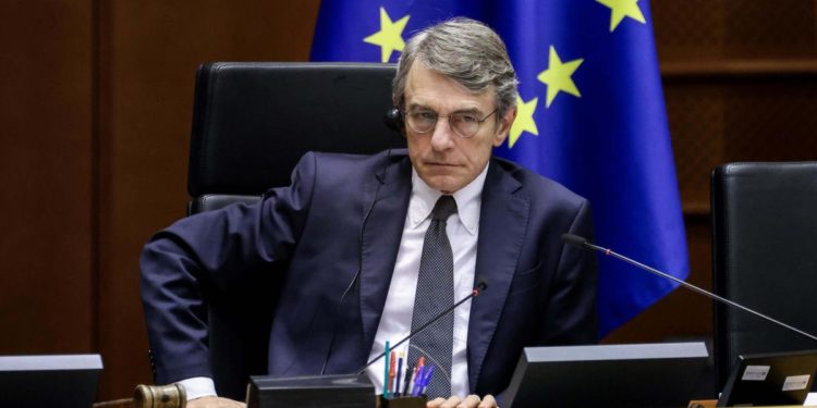 Sassoli contro Orban: “Chi non ama democrazia smantella parlamenti”