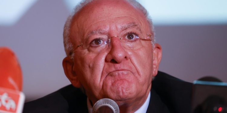 Variante Delta, De Luca: “Focolai in Campania, dobbiamo preoccuparci”