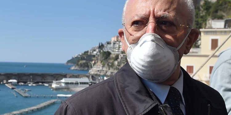 Mix vaccini, De Luca: “Under 60 solo consigliato? A’ la carte?”