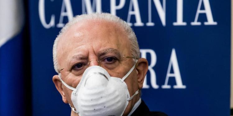“In Campania obbligo mascherina anche in estate”, l’annuncio di De Luca