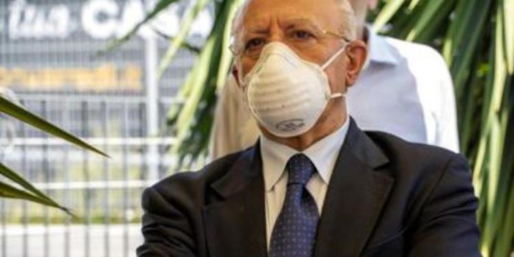 Mascherine all’aperto, regole Campania su obbligo: ordinanza regione