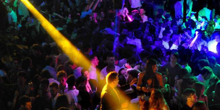 Discoteche riapertura 2021, Costa: “Ripartano da luglio almeno all’aperto”