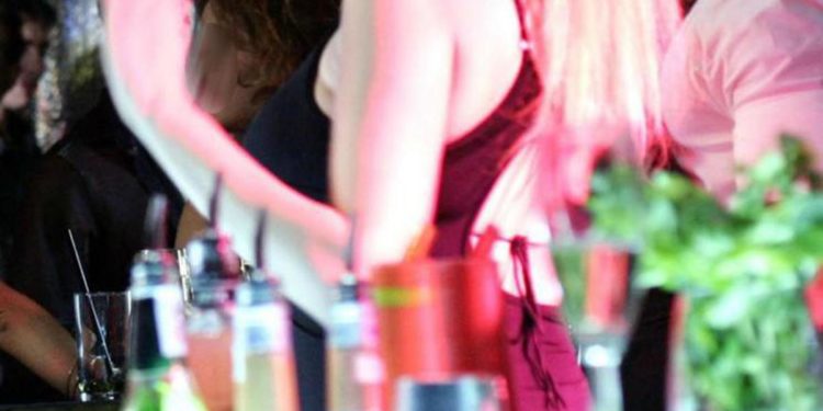 Covid discoteche 2021, Pregliasco: “Balli e baci? Una roulette russa”