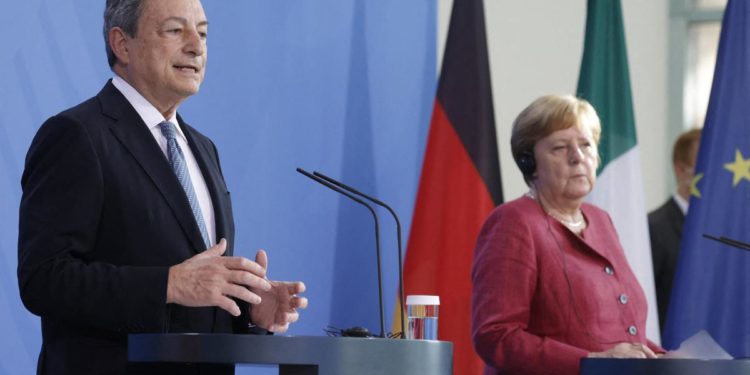 Covid, Merkel e Draghi cauti: “Situazione migliora, ma esposti a nuove varianti”