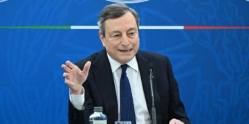 Seconda dose AstraZeneca, Draghi: “Chi vuole, può farla”