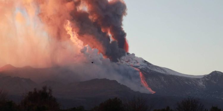 Etna, ennesima eruzione: aeroporto Catania operativo