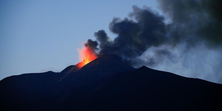 Etna, eruzione: fontana di lava da cratere sud-est