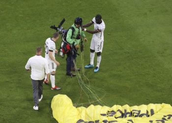 Euro 2020, Francia-Germania: paracadutista di Greenpeace atterra in campo