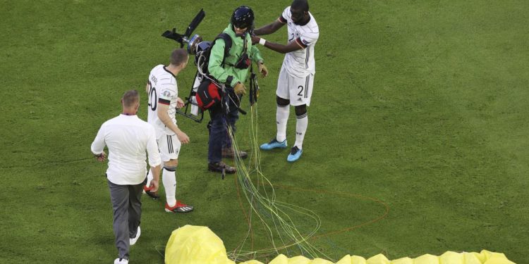 Euro 2020, Francia-Germania: paracadutista di Greenpeace atterra in campo