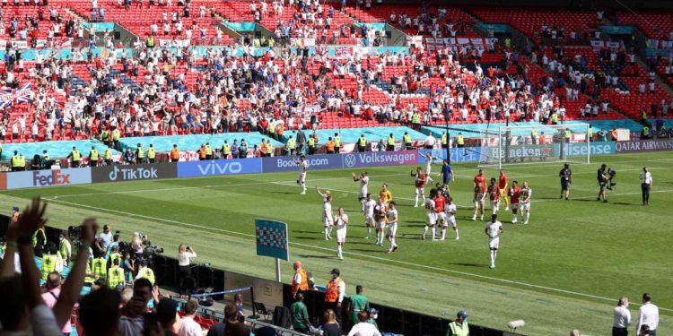 Euro 2020, tifoso cade da spalti a Wembley: è grave