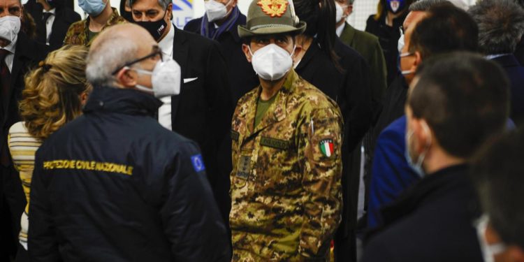 AstraZeneca e seconda dose, Figliuolo: “Mix vaccini, 100mila persone hanno dubbi”