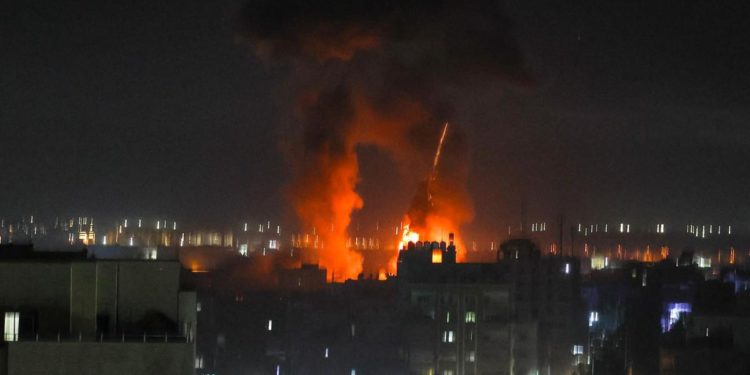 Israele risponde a palloni incendiari da Gaza, raid contro “obiettivi Hamas”