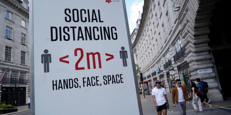 Covid Gb, Clementi: “Contagi in salita? Una dose di vaccino non basta”