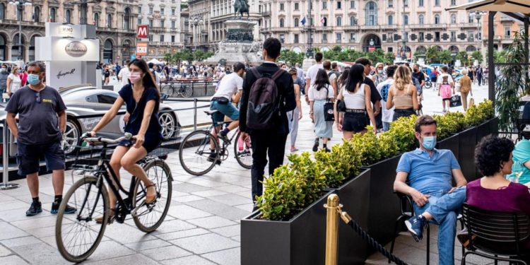 Mascherine all’aperto, Speranza chiede parere al Cts