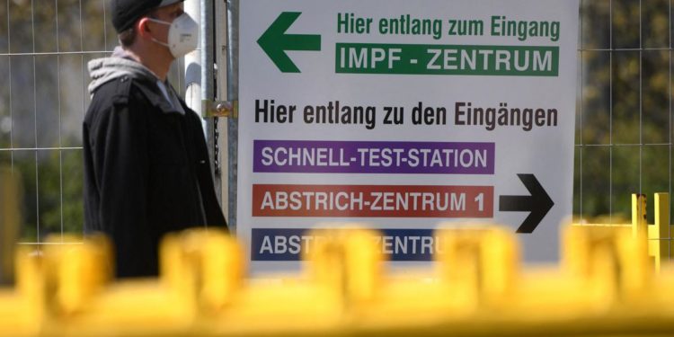 Covid Germania, scendono i contagi: metà popolazione con una dose di vaccino