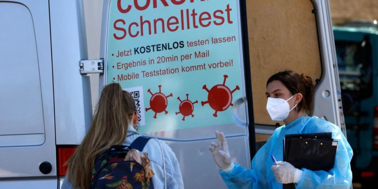 Covid Germania, risale curva contagio dopo allentamento restrizioni