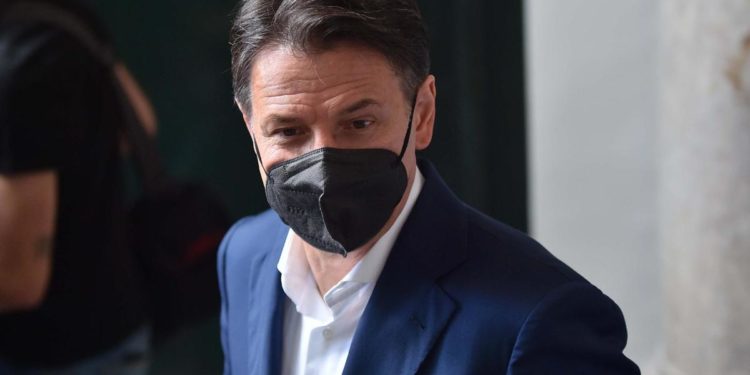 M5S, show Grillo gela contiani