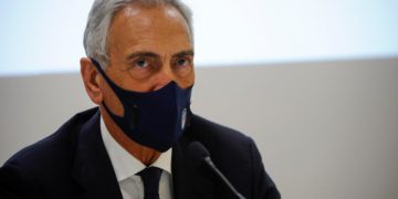 Italia-Galles, solo 5 azzurri si inginocchiano contro razzismo. Gravina: “Sono liberi”