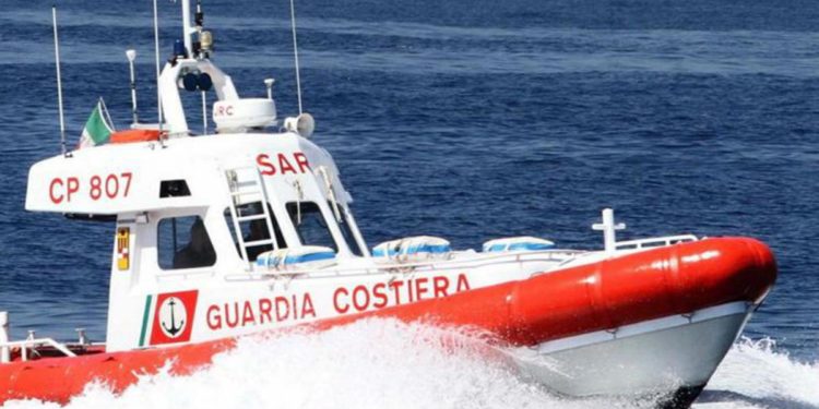 Lecce, gonfiabile prende il largo in mare: salve due bambine