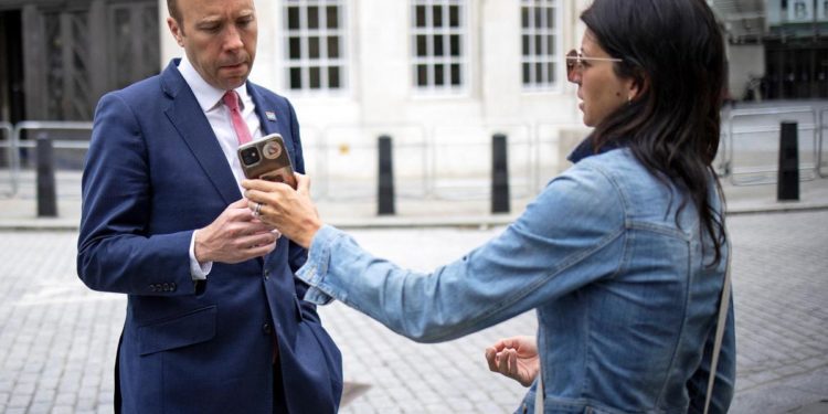 Gb, nuovi guai per Hancock: “Relazione con l’assistente”