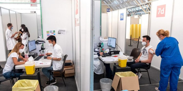 Vaccini covid, 6 italiani su 10 pronti a spostare le vacanze