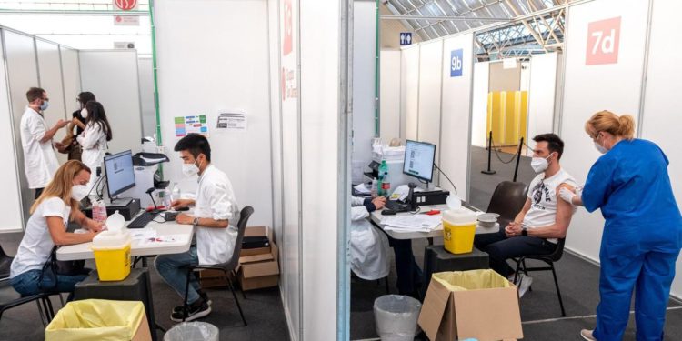 AstraZeneca, seconda dose con mix vaccini: cosa dice Aifa