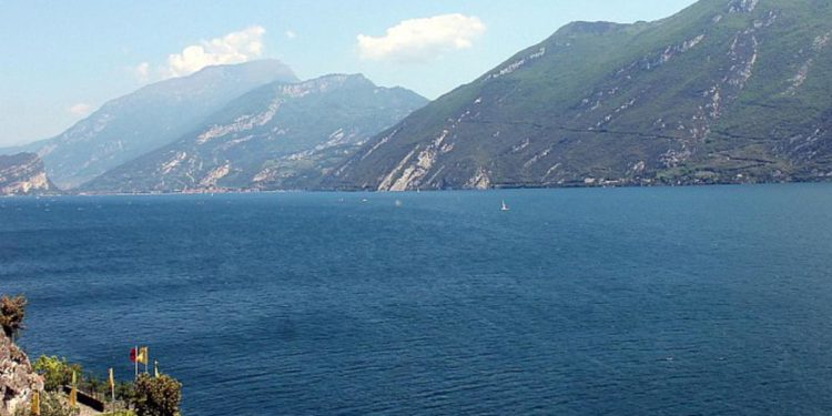 Lago di Garda, trovato cadavere in una barca: si cerca una donna