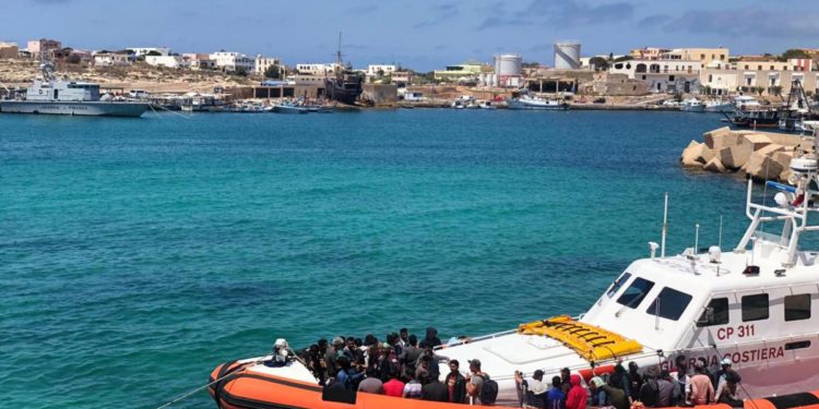 Migranti, sbarchi senza fine a Lampedusa