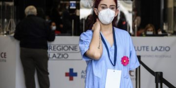 Vaccini Lazio, da oggi Astrazeneca solo a over 60: per richiami Pfizer o Moderna