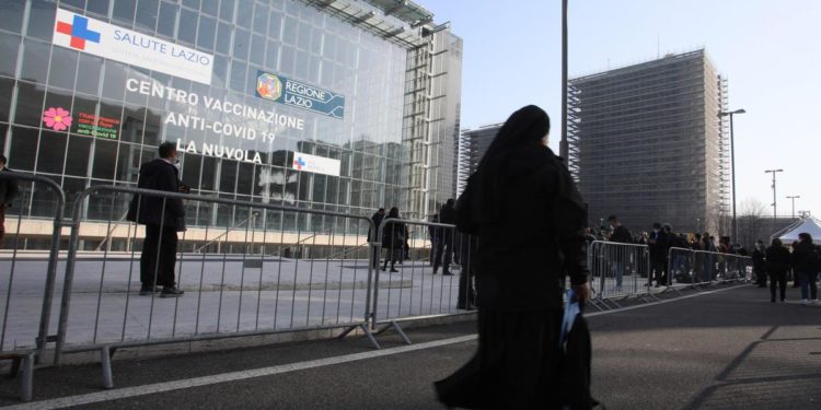 Vaccini Lazio, Pfizer non basta: slitta prima dose per 100mila