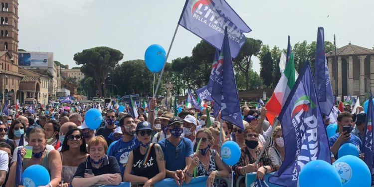 Salvini in piazza a Roma: “Italia non può essere colonia”