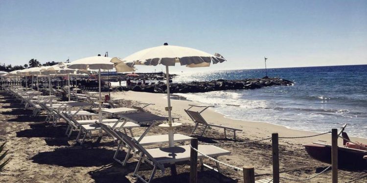 Spiagge italiane più digitali, portafogli a casa esplode il cashless