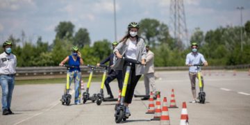 Milano, al via il primo corso di guida per i monopattini elettrici