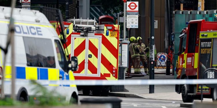 Londra, grosso incendio alla stazione Elephant and Castle