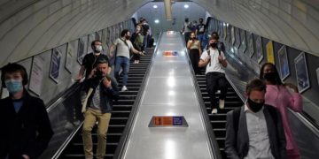 Covid, Londra rinvia revoca restrizioni