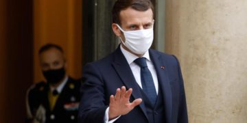 Macron preso a schiaffi, il video della tv