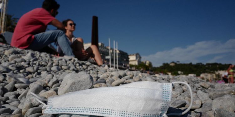 Stop mascherine all’aperto, Brusaferro: “Se contagi risalgono costretti a rimetterle”