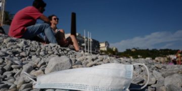 Mascherine all’aperto zona bianca, Cts: stop obbligo da 28 giugno