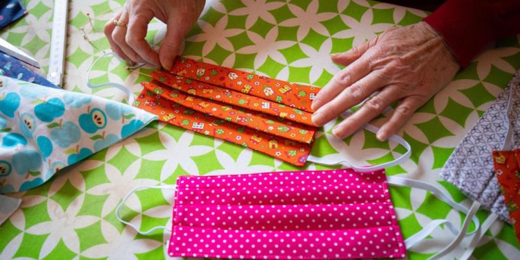 Mascherine all’aperto, stop in zona bianca: regole