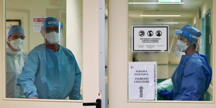 Covid, indice Rt Italia a 0.69