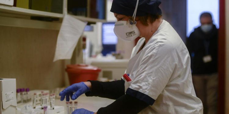 Variante Delta, casi quadruplicati in Italia: dai sintomi ai vaccini cosa sappiamo